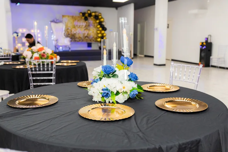 Montaje elegante de mesa con platos dorados para cena corporativa en DFW