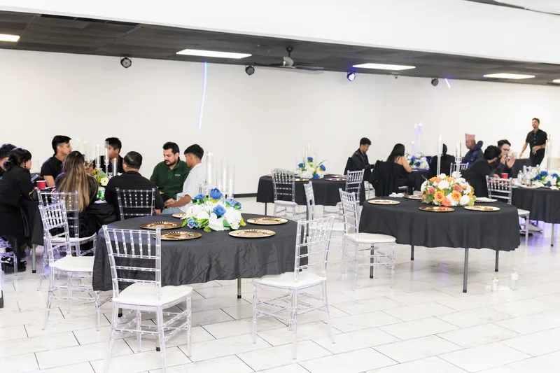 Montaje de evento corporativo con mesas para invitados en MP Venue DFW