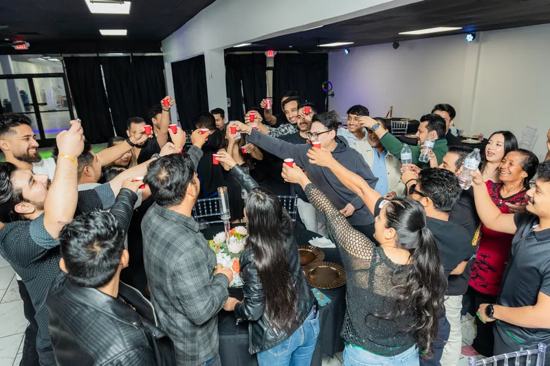 Celebración corporativa y brindis en el salón de MP Venue