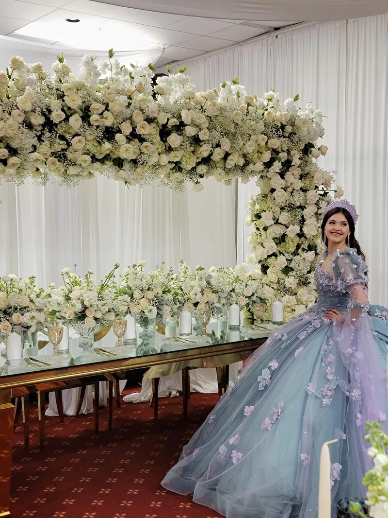 Hermosa decoración de quinceañera con flores en MP Venue Hurst TX